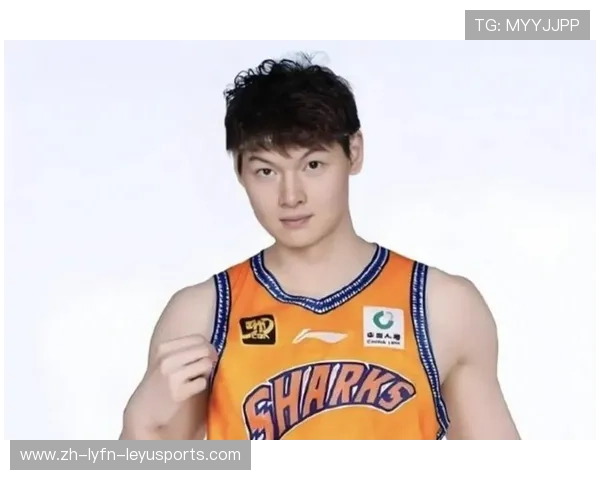 王哲林是否曾在足球场上正式亮相？